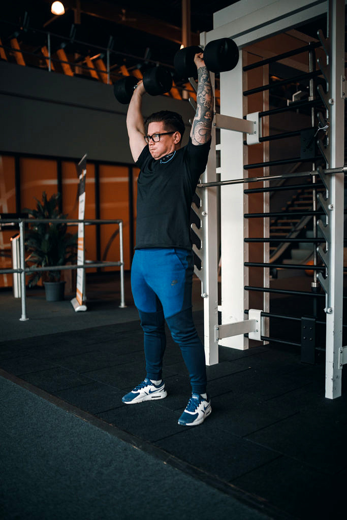 Standing dumbbell shoulder press