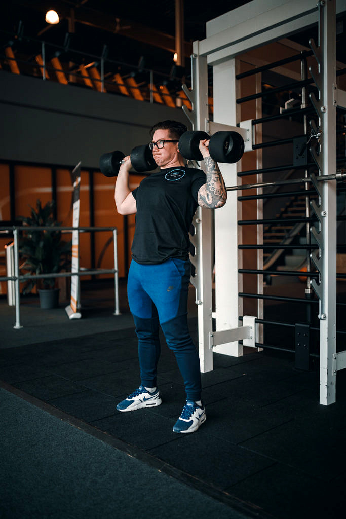 Standing dumbbell shoulder press