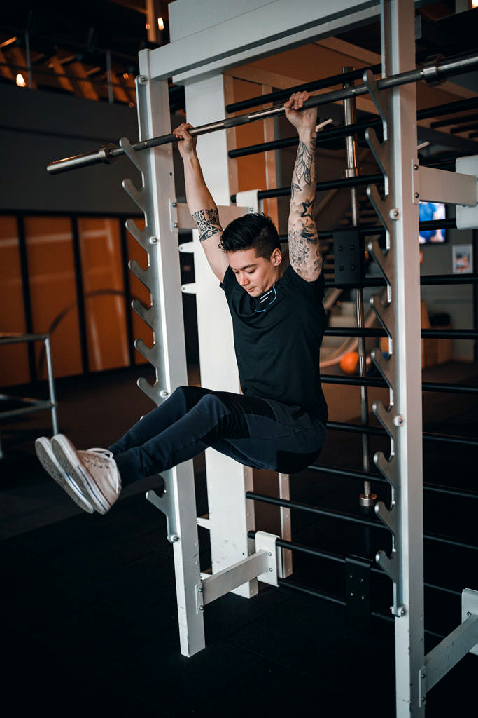 Hanging leg raise