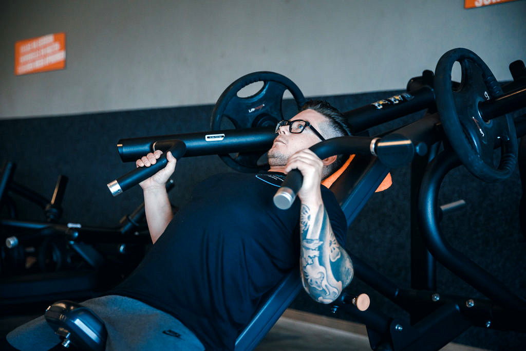 Plate loaded incline press